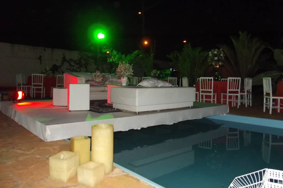 Lounge em cima da piscina