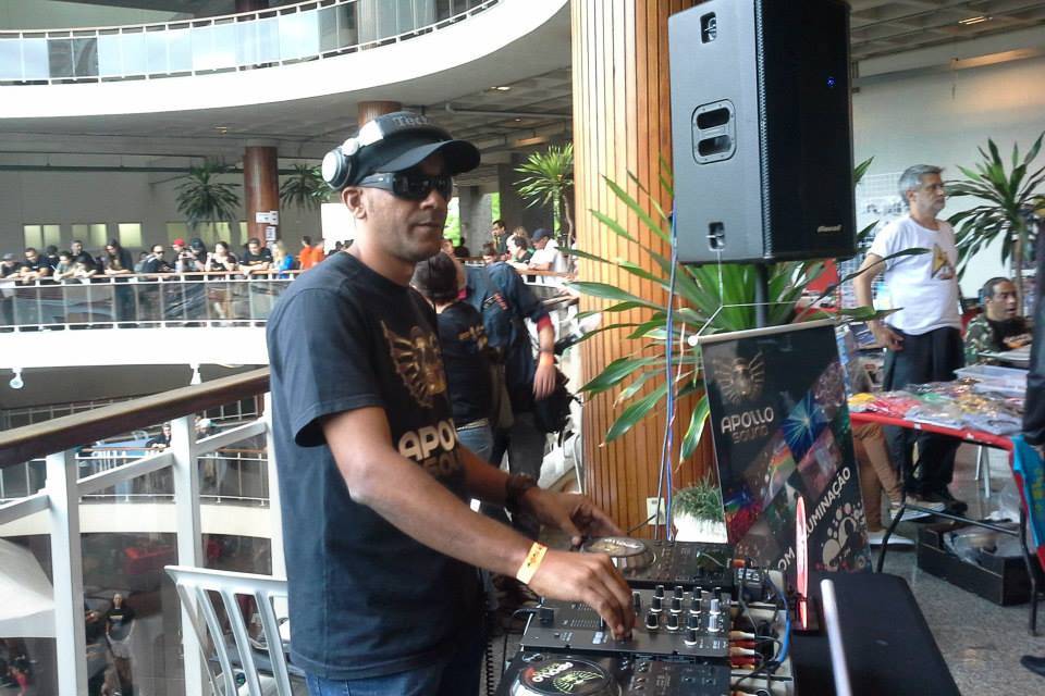 Dj atuando