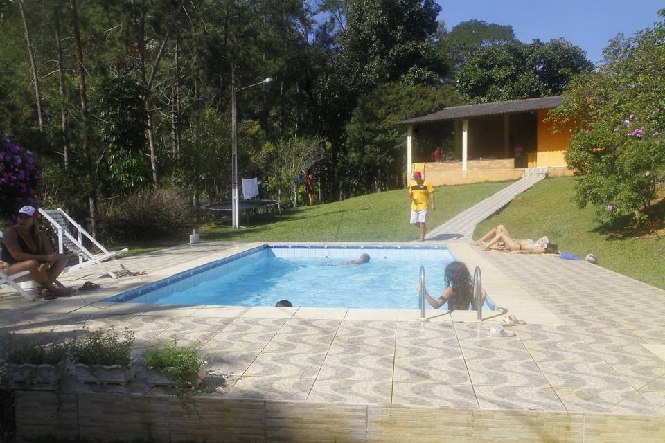 Piscina lateral à casa sede