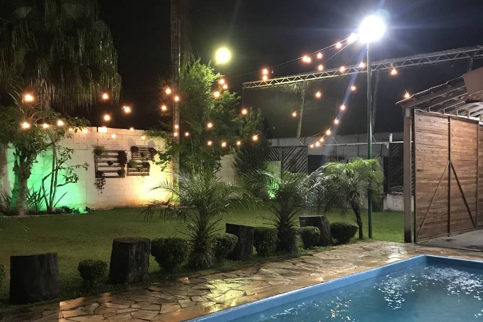 Área da piscina a noite