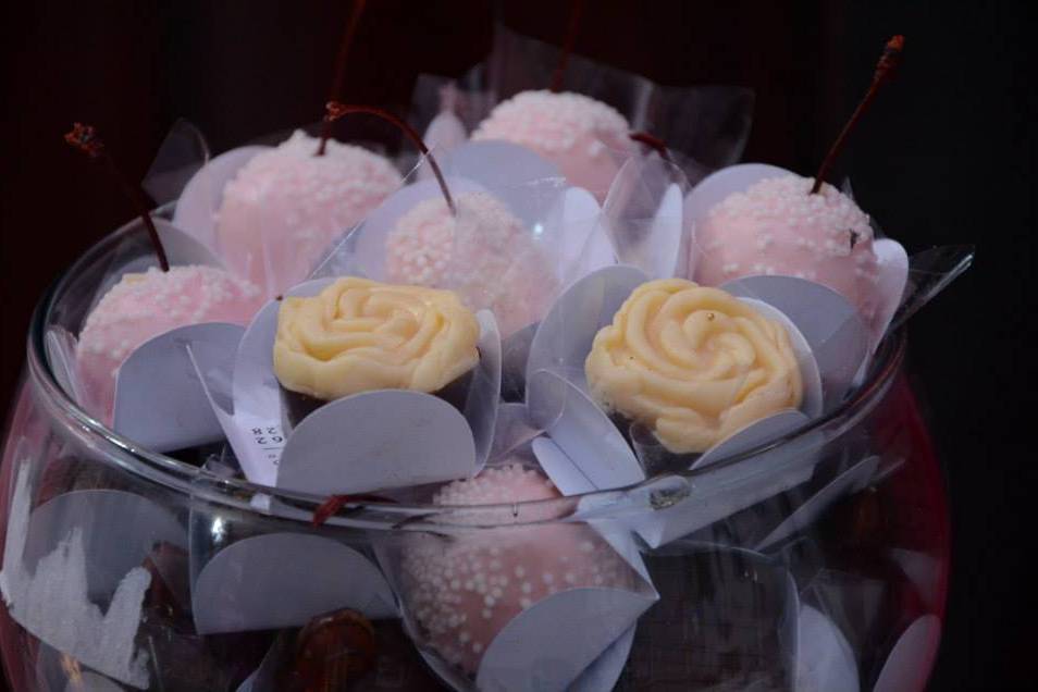 Brigadeiro branco com cereja