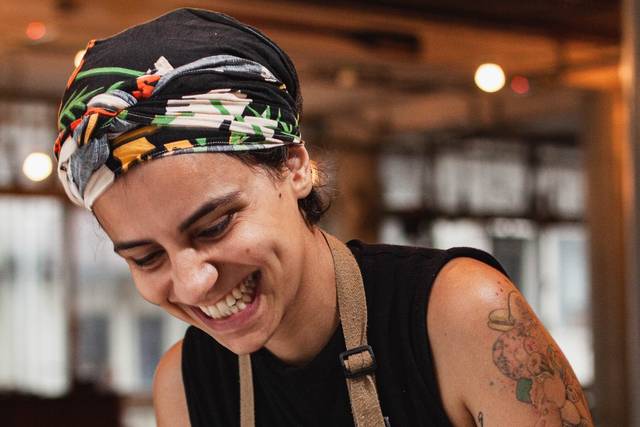 Chef Tatiane Lemos cozinhando