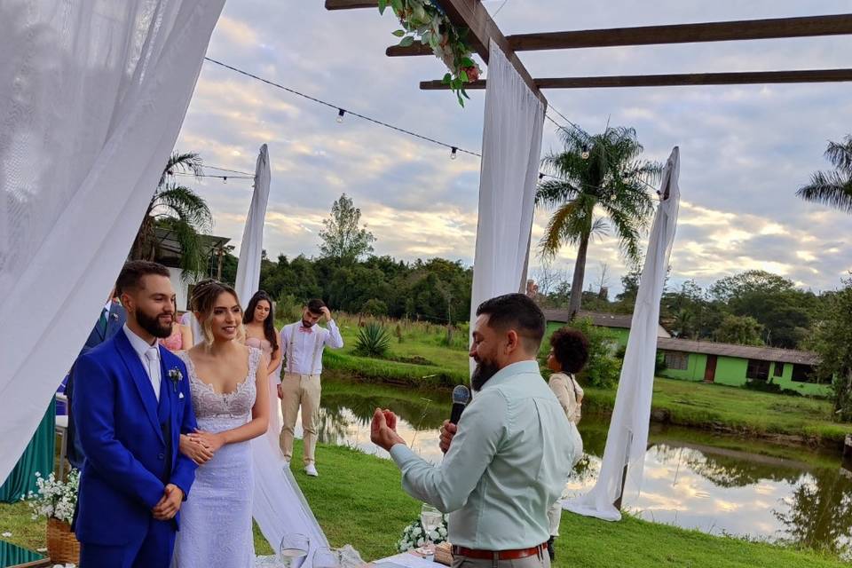 Casando a beira da lagoa