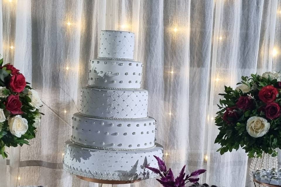 Mesa Bolo e Docinhos Casamento