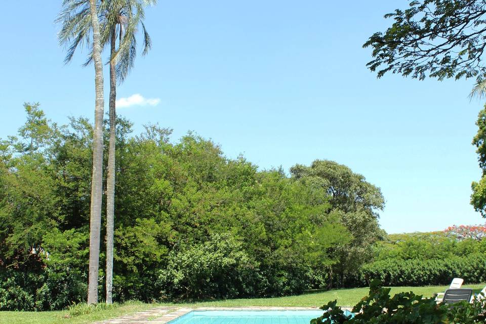 Piscina + gramado fundo