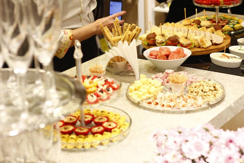 Mesa de Antepastos com Canapés