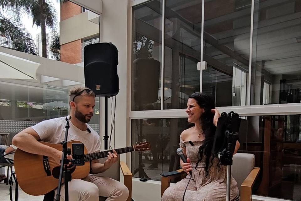 Almoço com voz e violão