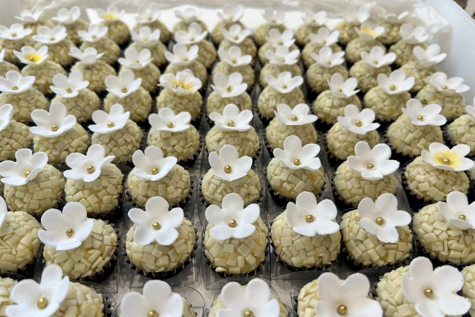 Brigadeiro Floral de maracujá