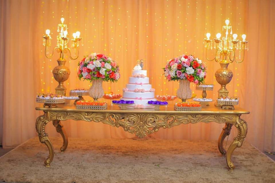 Mesa de bolo dourada