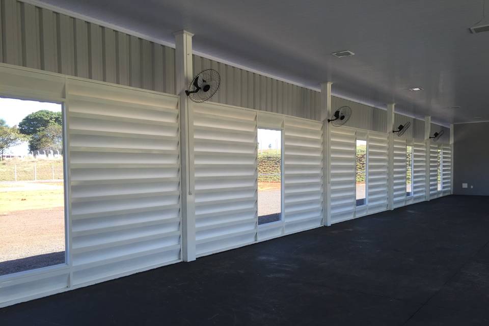 Salão com ventiladores