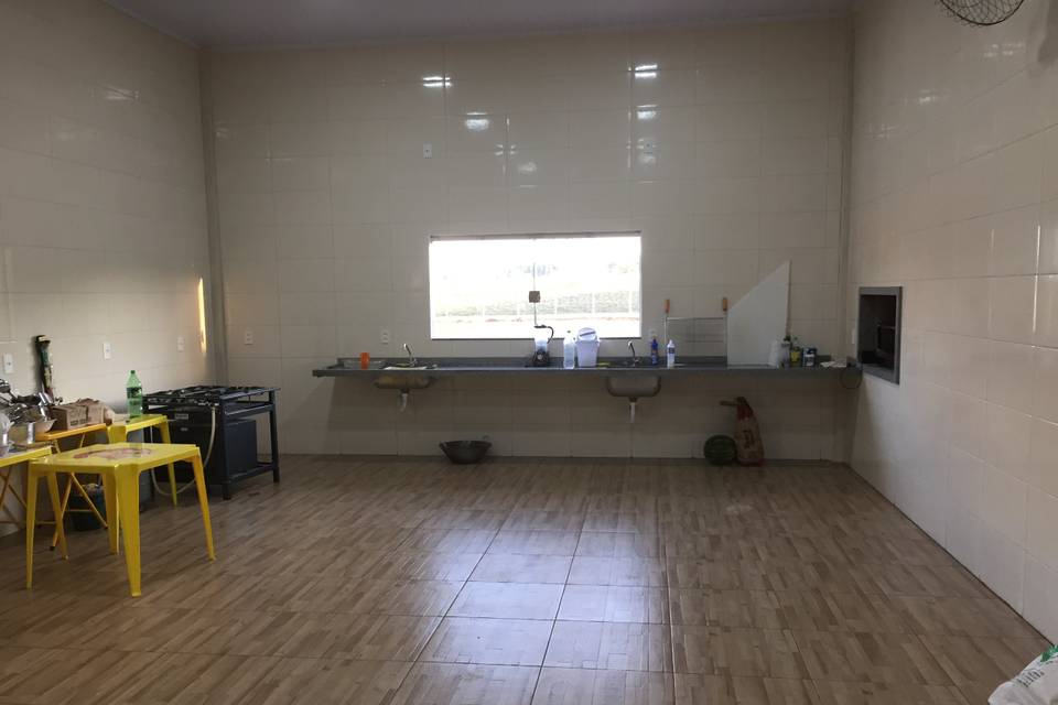 Cozinha e bar com espaço amplo