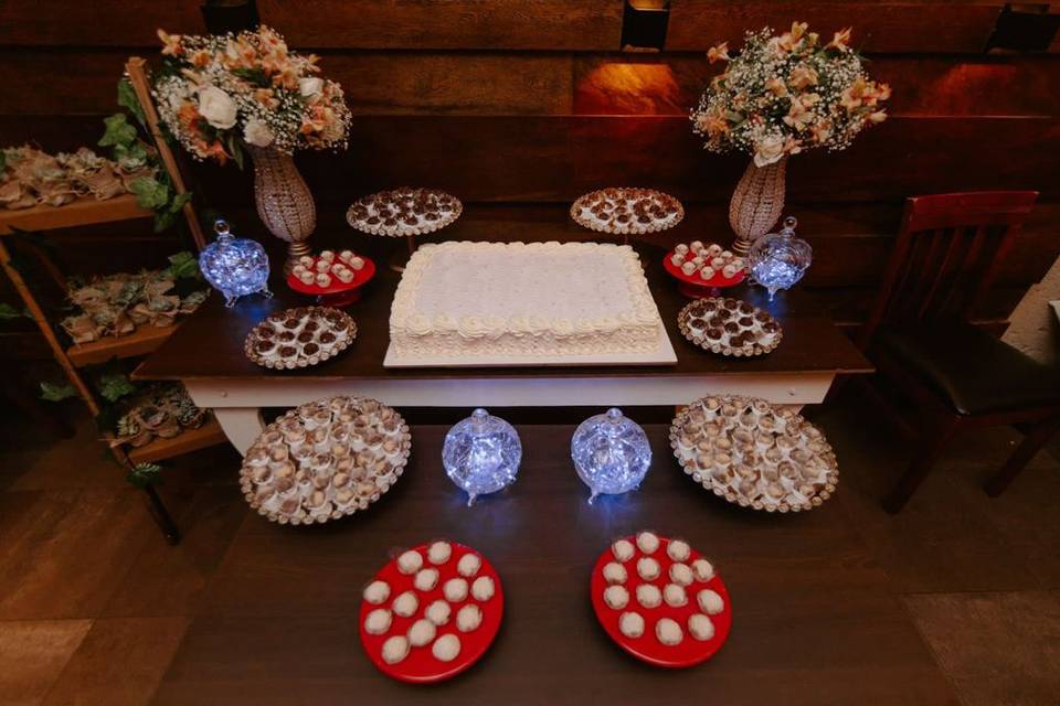Mesa do bolo e doces