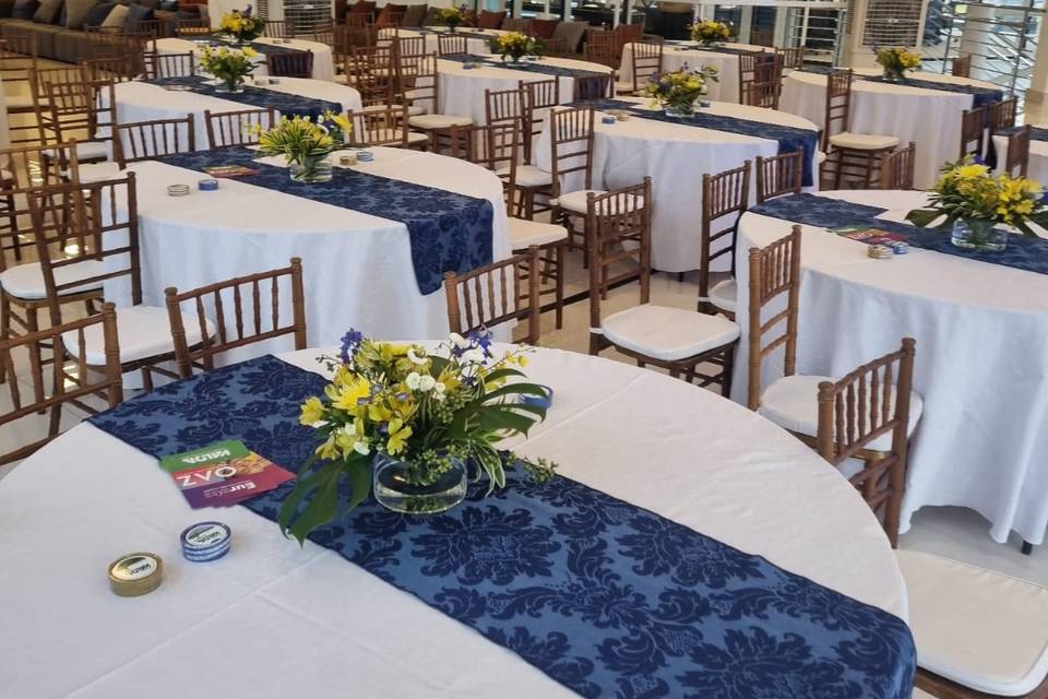 Recepção com mesas redondas