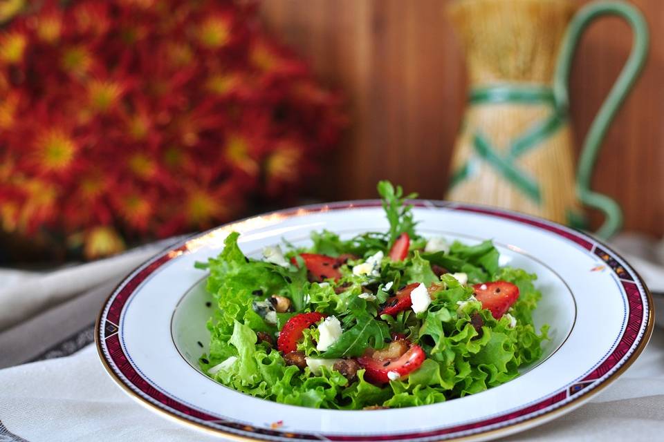 Salada com morangos e feta