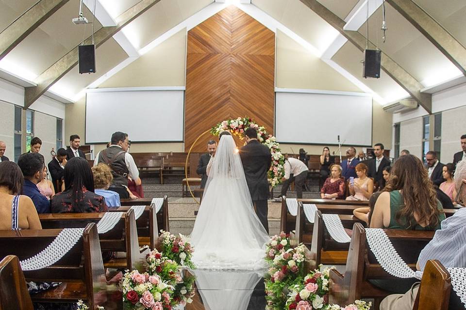 Altar de cerimônia com arco