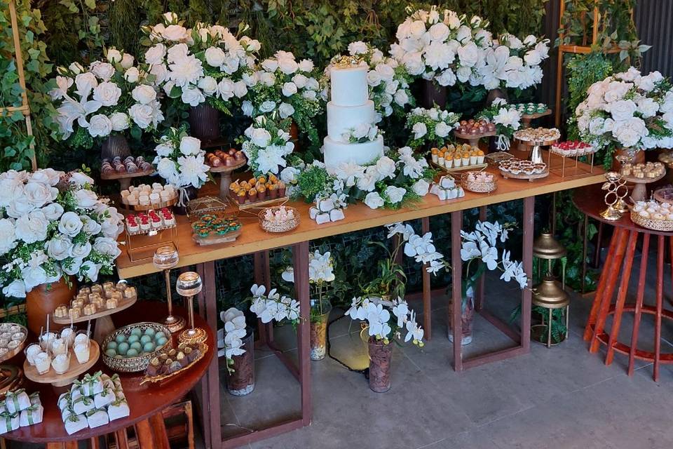 Mesa de doces clássica branca
