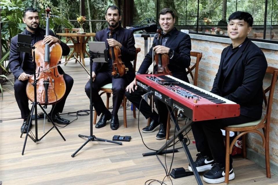 Trio de cordas com teclado
