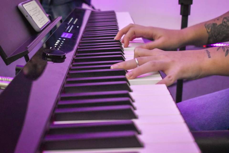 Também com o piano