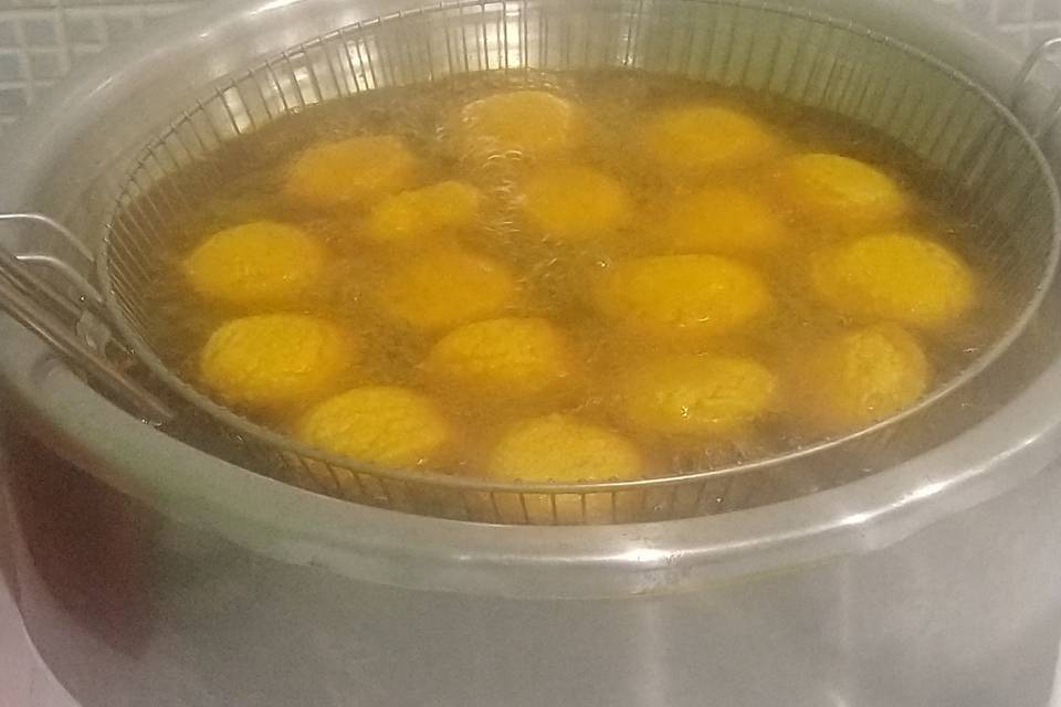 Fritando acarajé no evento