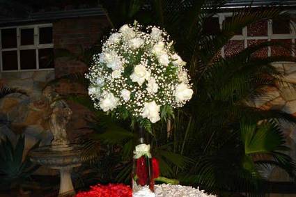Decoração com flores e bem-casados