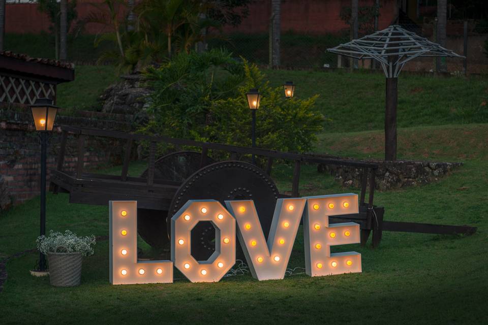 LOVE luminoso