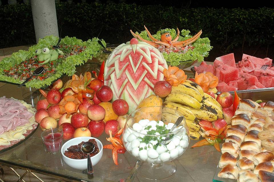 Mesa com frutas metrópole