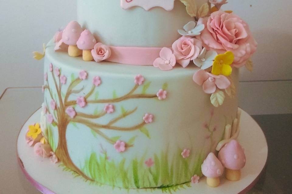 Feminino mão decorando o bolo de aniversário de casamento flor