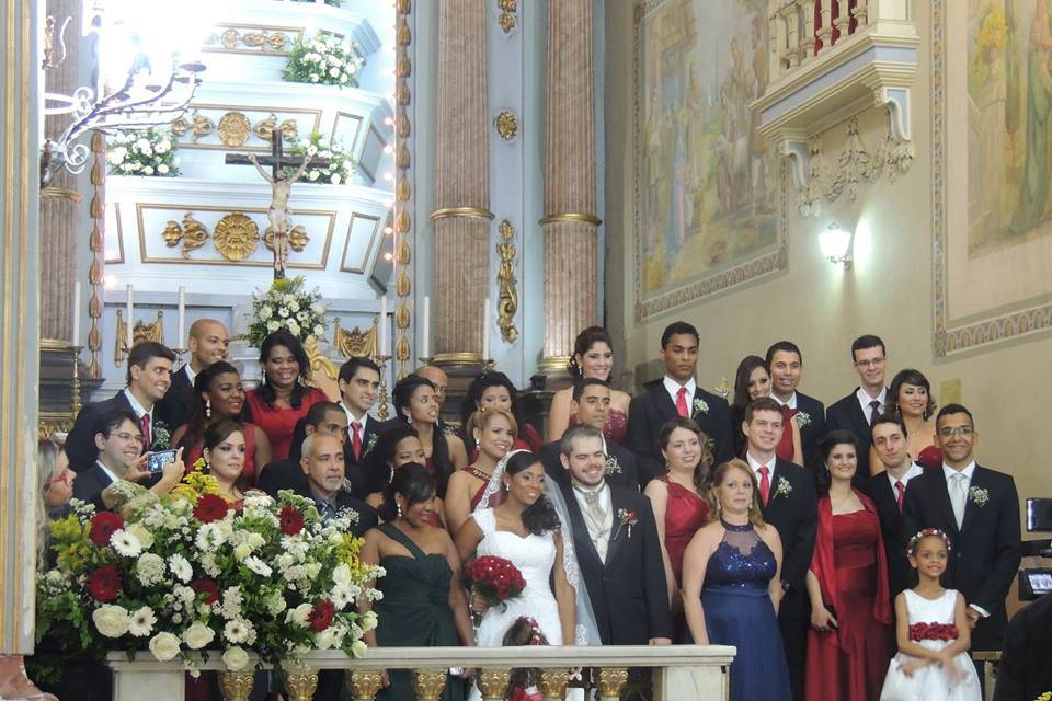 Foto com padrinhos no altar