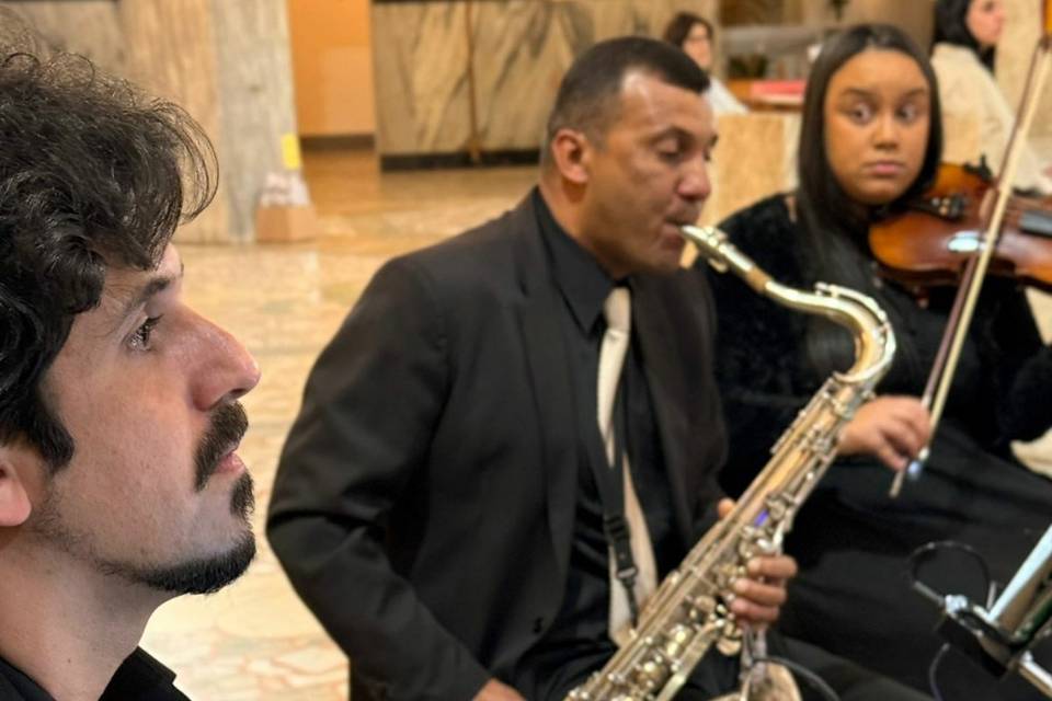 Teclado, sax e violino.