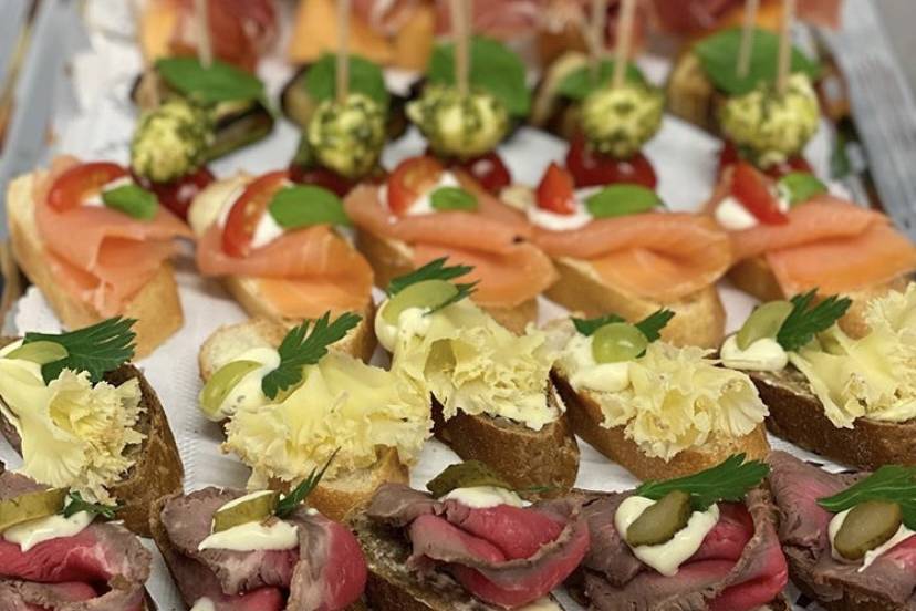 Canapé com produtos frescos