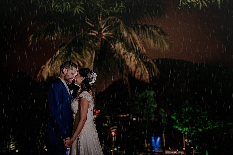 Casamento noturno com chuva