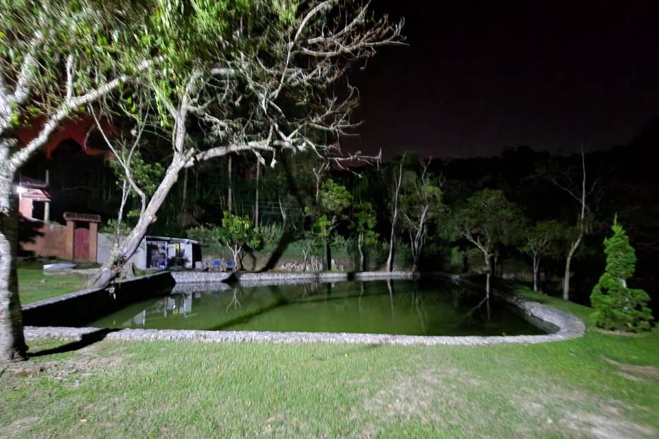 Vista noturna do lago.
