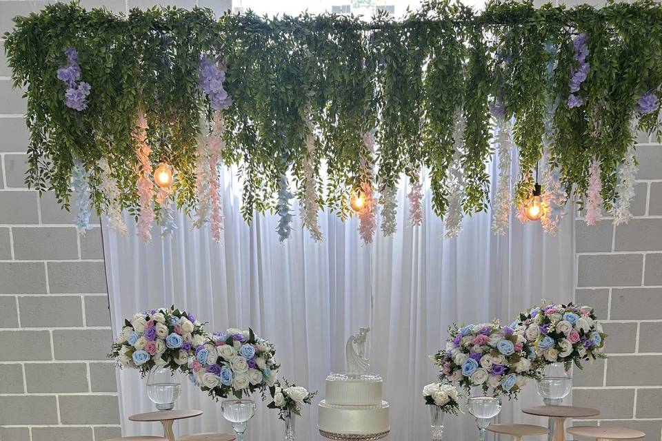 Mesa com jardim suspenso