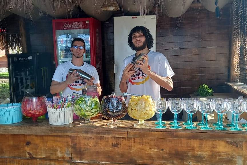 Os Bartender no bar na Praia