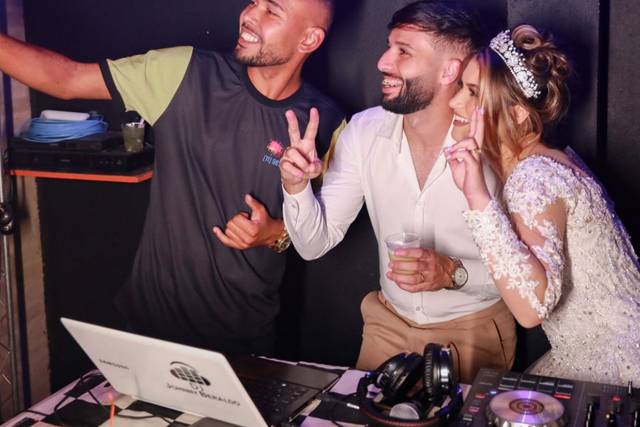 Momento selfie com o casal