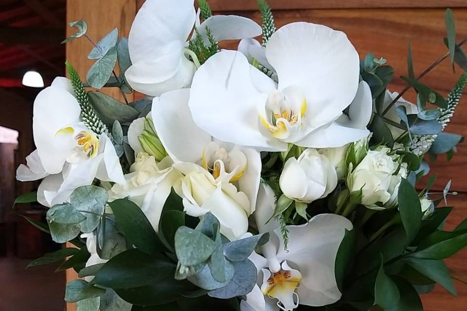 Buque de flores brancas