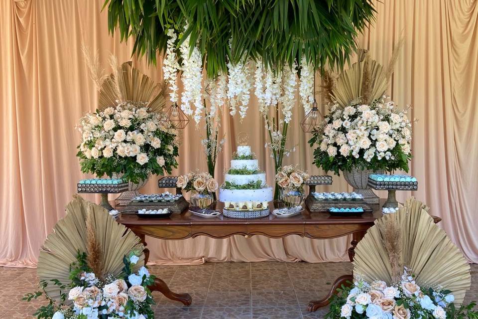 Mesa com flores permanentes