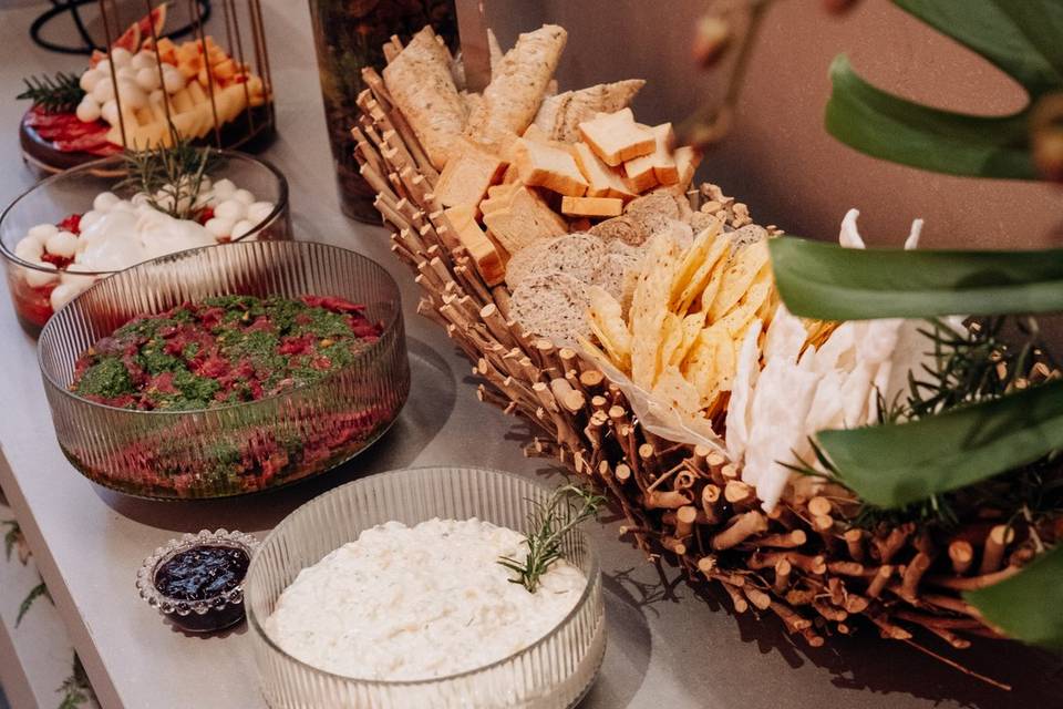 Cesta De Pães e Antepastos