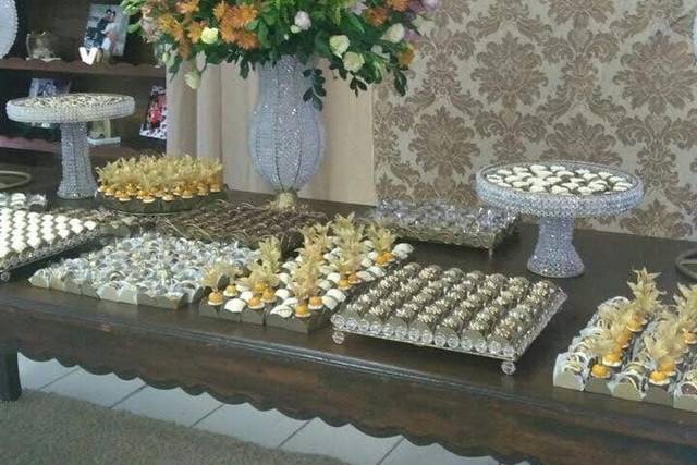 Mesa decorada de sua prefer.