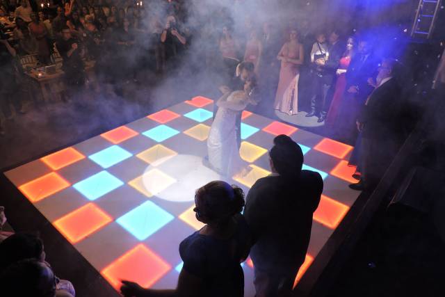 Dança dos noivos na pista