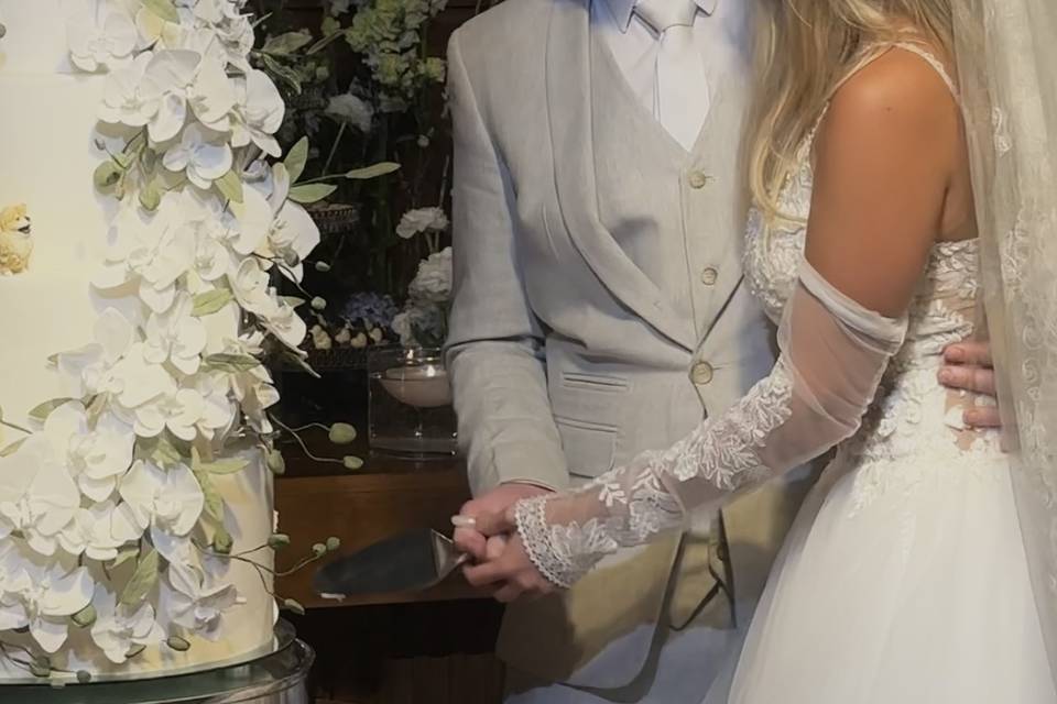 Cortando o bolo de casamento