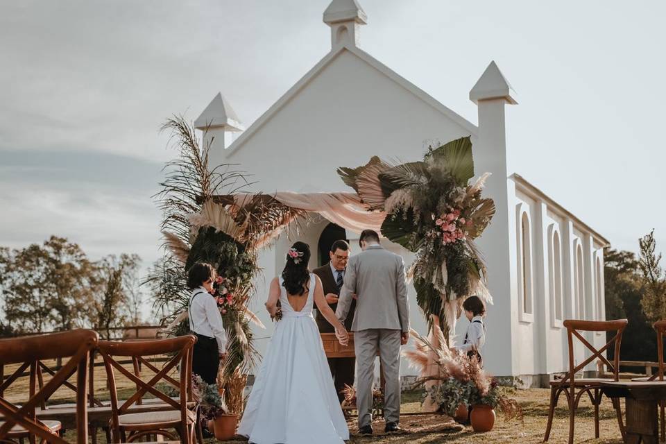 Casamento na frente da capela