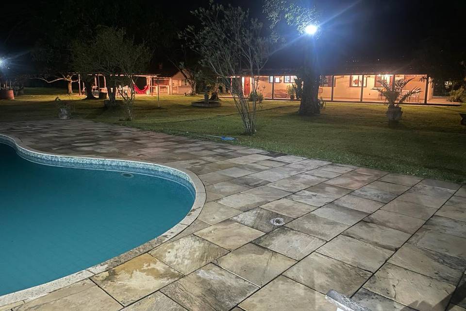 Área Piscina à noite