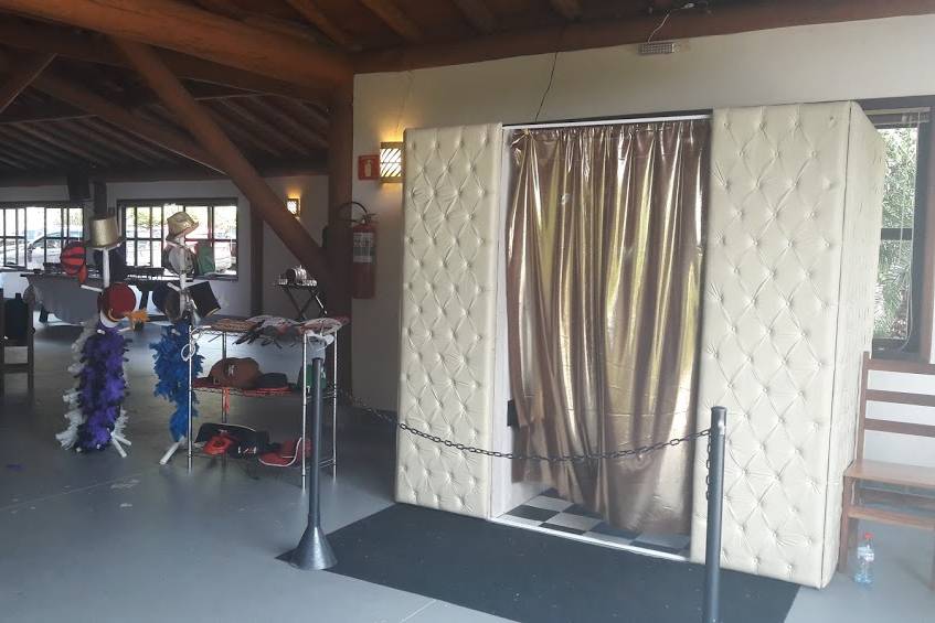 Cabine Luxo com cortina dourad