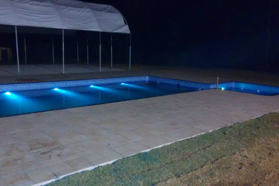 Piscina iluminada e tenda