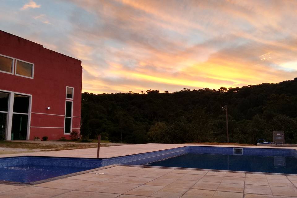 Por do sol na piscina