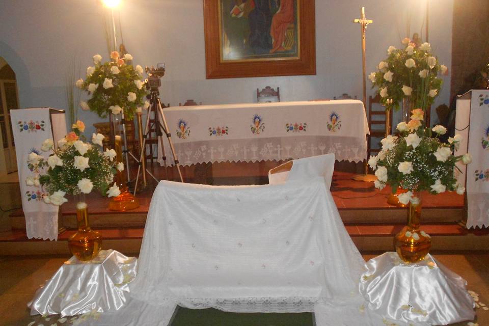 Altar em rosas brancas