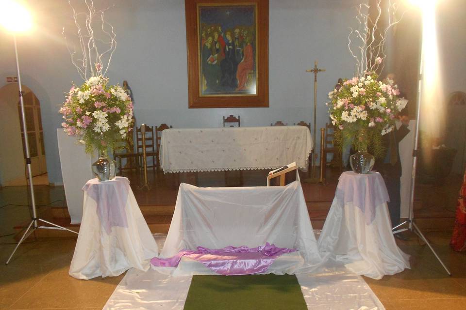 Altar lilás com banco