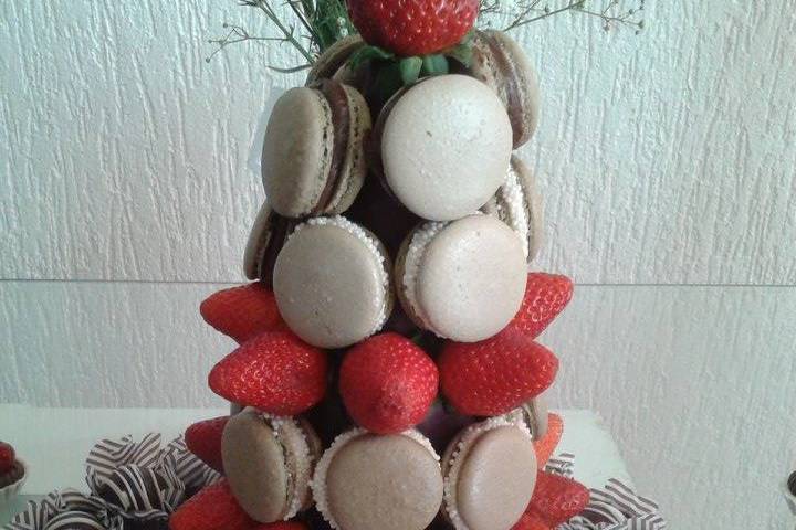 Torre de macarons e morangos