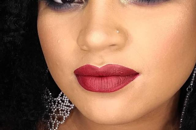 Black eyes + boca em destaque